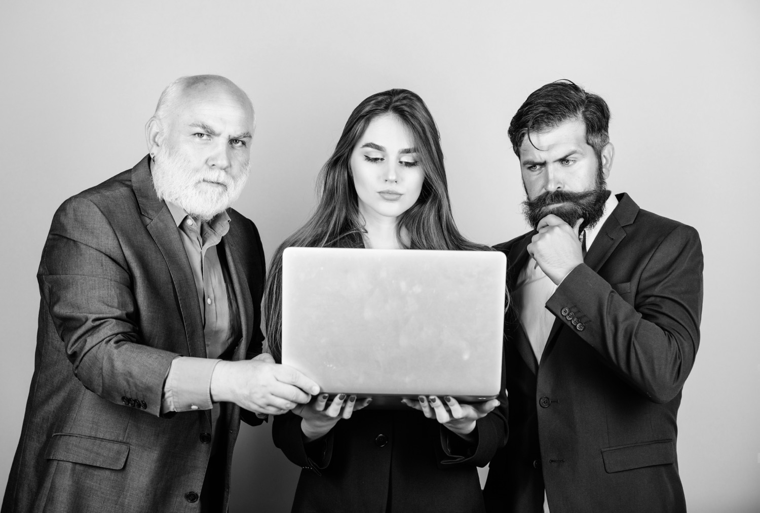 geschaftliche besprechung manner bartigen manager zeigen finanzbericht laptop frau und mann kollegen arbeiten zusammen geschaftsplan geschaftsfrau und direktor oder boss diskussion uber fortschritte expertenteam