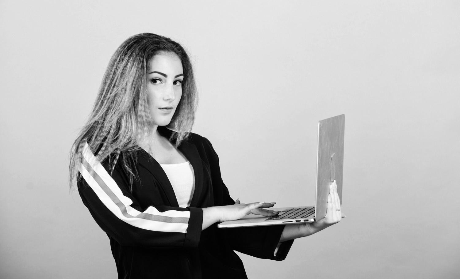online fernjob arbeitsplatze fur junior entwickler studium programmierung blogging konzept madchen mit laptop surfen im internet soziale netzwerke und blog informationsquelle auf der suche nach einem job